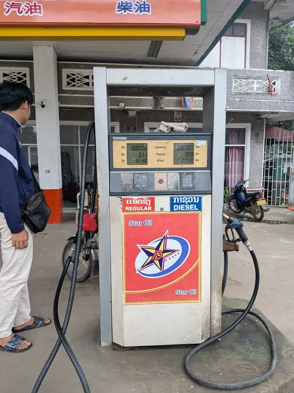 寮國加油站