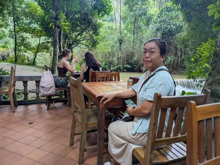 瀑布旁的小餐館
