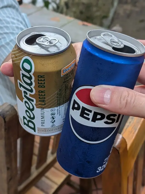 下雨時的啤酒與百事